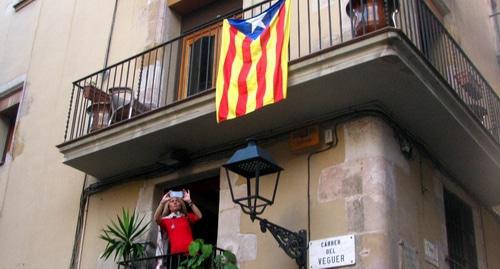 A flag of Catalonia hung over from a balcony of a house in the historical center of Barcelona. October 14, 2017. Photo by Yuliya Kasheta for the "Caucasian Knot" A flag of Catalonia hung over from a balcony of a house in the historical center of Barcelona. October 14, 2017. Photo by Yuliya Kasheta for the "Caucasian Knot"