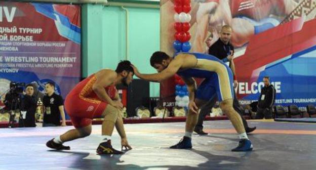 A fight at the international freestyle wrestling tournament in Nefteyugansk. Photo http://fedpress.ru/news/86/society/1884544 A fight at the international freestyle wrestling tournament in Nefteyugansk. Photo http://fedpress.ru/news/86/society/1884544