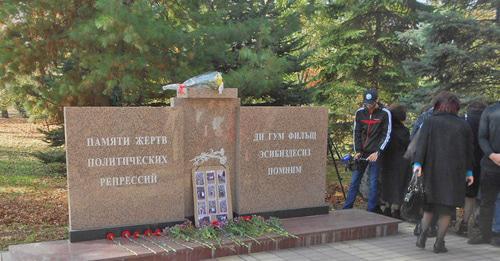 A rally in memory of the repression victims held near the monument to the people repressed in Kabardino-Balkaria. Nalchik, October 30, 2017. Photo by Lyudmila Maratova for the