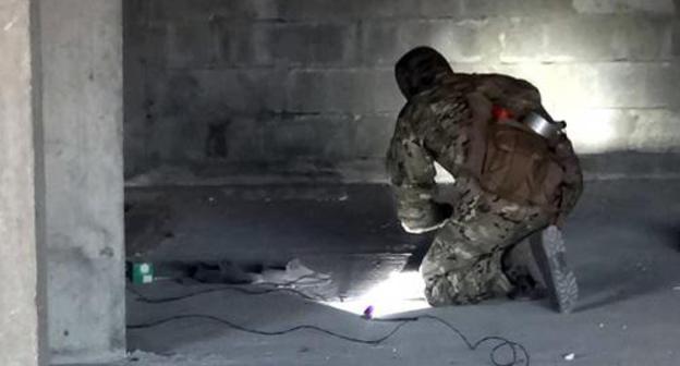 A law enforcer taking investigative actions. Photo http://nac.gov.ru/kontrterroristicheskie-operacii/organami-fsb-i-mvd-presechena-deyatelnost.html A law enforcer taking investigative actions. Photo http://nac.gov.ru/kontrterroristicheskie-operacii/organami-fsb-i-mvd-presechena-deyatelnost.html