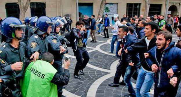 A journalist got into a scuffle between the police and the opposition at the rally to demand the Parliament's resignation. November 17, 2012. Photo by Aziz Karimov for the "Caucasian Knot" A journalist got into a scuffle between the police and the opposition at the rally to demand the Parliament's resignation. November 17, 2012. Photo by Aziz Karimov for the "Caucasian Knot"
