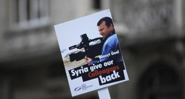 A poster with a demand to bring back journalist Cuneyt Unal who disappeared in Syria. Istanbul, September 4, 2012. Photo: REUTERS/Murad Sezer A poster with a demand to bring back journalist Cuneyt Unal who disappeared in Syria. Istanbul, September 4, 2012. Photo: REUTERS/Murad Sezer