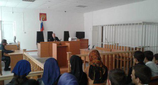 School kids on a guided tour to the Achkhoi-Martan District Court. Photo http://www.grozny-inform.ru/news/society/88926/ School kids on a guided tour to the Achkhoi-Martan District Court. Photo http://www.grozny-inform.ru/news/society/88926/