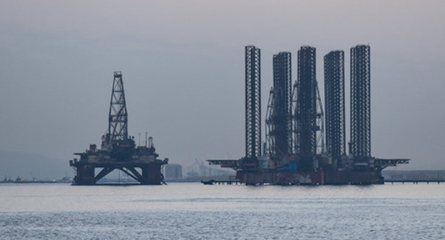An oil platform. Photo © Sputnik / Murad Orujov http://sputnik.az/azerbaijan/20161215/408091933/Xezerde-novbeti-facie-bas-verib.html An oil platform. Photo © Sputnik / Murad Orujov http://sputnik.az/azerbaijan/20161215/408091933/Xezerde-novbeti-facie-bas-verib.html
