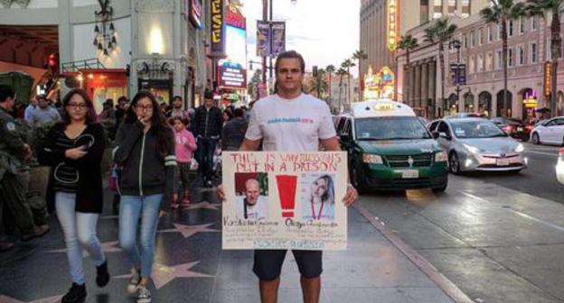 Resident of Sochi Arthur Volkov-Minullin holds a solo picket in Los Angeles. Photo by Daria Cherkasskaya. Resident of Sochi Arthur Volkov-Minullin holds a solo picket in Los Angeles. Photo by Daria Cherkasskaya.