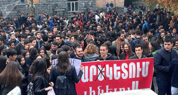 Students from the Yerevan State University go on protest rally. Photo: Sputnik/ Nelli Danielyan https://ru.armeniasputnik.am/society/20171107/9354125/studenty-egu-protestuyut-protiv-otmeny-otsrochki-ot-armii.html Students from the Yerevan State University go on protest rally. Photo: Sputnik/ Nelli Danielyan https://ru.armeniasputnik.am/society/20171107/9354125/studenty-egu-protestuyut-protiv-otmeny-otsrochki-ot-armii.html
