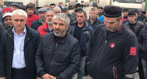 Truck drivers hold protest rally at the customs checkpoint at the border between Dagestan and Azerbaijan, October 31, 2017. Photo by Patimat Makhmudova for the Caucasian Knot. Truck drivers hold protest rally at the customs checkpoint at the border between Dagestan and Azerbaijan, October 31, 2017. Photo by Patimat Makhmudova for the Caucasian Knot.