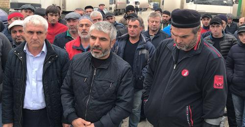 Truck drivers hold protest rally at the customs checkpoint at the border between Dagestan and Azerbaijan, October 31, 2017. Photo by Patimat Makhmudova for the Caucasian Knot. Truck drivers hold protest rally at the customs checkpoint at the border between Dagestan and Azerbaijan, October 31, 2017. Photo by Patimat Makhmudova for the Caucasian Knot.