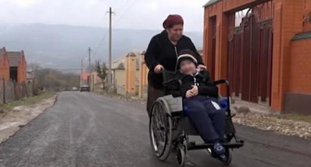 10-year-old wheelchair disabled boy on an asphalt road in the Betty-Mokhk village Photo: screenshot of video: http://www.kavkaz-uzel.eu/articles/312197/ 10-year-old wheelchair disabled boy on an asphalt road in the Betty-Mokhk village Photo: screenshot of video: http://www.kavkaz-uzel.eu/articles/312197/