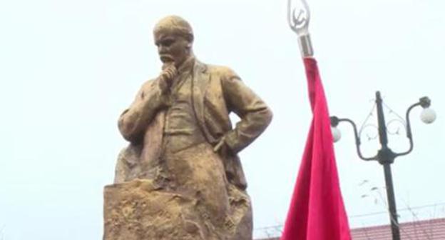 Lenin monument is returned to the pedestal in Beslan, November 7, 2017. Screenshot: http://alaniatv.ru/vesti/?id=26445 Lenin monument is returned to the pedestal in Beslan, November 7, 2017. Screenshot: http://alaniatv.ru/vesti/?id=26445