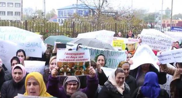 Grozny residents hold picket at the courthouse in Grozny. Screenshot: https://www.youtube.com/watch?v=q3_OmzqNQPo Grozny residents hold picket at the courthouse in Grozny. Screenshot: https://www.youtube.com/watch?v=q3_OmzqNQPo