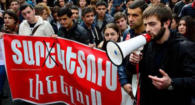 Rally by students of the Yerevan State University, Yerevan, November 8, 2017. Photo: https://ru.armeniasputnik.am Rally by students of the Yerevan State University, Yerevan, November 8, 2017. Photo: https://ru.armeniasputnik.am