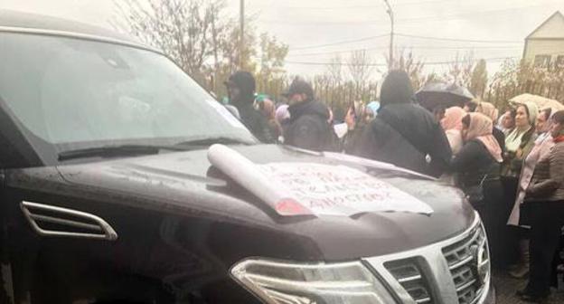 Rally near the building of the Supreme Court of Chechnya, Grozny, November 9, 2017. Photo: RFE/RL Rally near the building of the Supreme Court of Chechnya, Grozny, November 9, 2017. Photo: RFE/RL