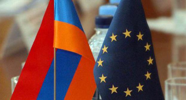 Flags of Armenia and the European Union. Photo http://vpoanalytics.com/2017/09/26/soglashenie-armenii-s-es-prostranstvo-neponimaniya-ili-koridor-vozmozhnostej/ Flags of Armenia and the European Union. Photo http://vpoanalytics.com/2017/09/26/soglashenie-armenii-s-es-prostranstvo-neponimaniya-ili-koridor-vozmozhnostej/