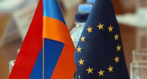 Flags of Armenia and the European Union. Photo http://vpoanalytics.com/2017/09/26/soglashenie-armenii-s-es-prostranstvo-neponimaniya-ili-koridor-vozmozhnostej/ Flags of Armenia and the European Union. Photo http://vpoanalytics.com/2017/09/26/soglashenie-armenii-s-es-prostranstvo-neponimaniya-ili-koridor-vozmozhnostej/