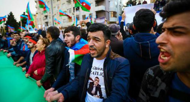 A participant of the rally in Baku on October 28, 2017. Photo by Aziz Karimov for the "Caucasian Knot" A participant of the rally in Baku on October 28, 2017. Photo by Aziz Karimov for the "Caucasian Knot"