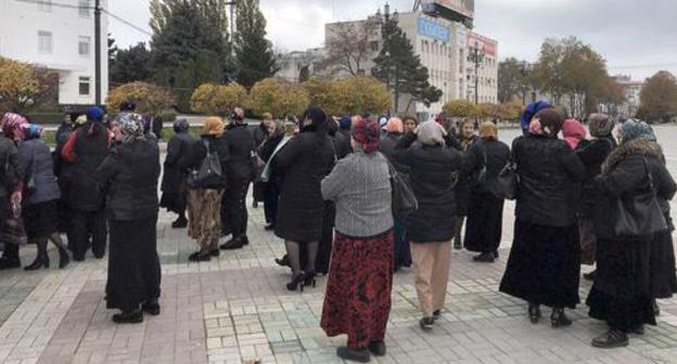 Victims of the fire at the Dagestani market "Dagelektromash" gathered at the protest action in the centre of Makhachkala. Photo by Patimat Makhmudova for the "Caucasian Knot" Victims of the fire at the Dagestani market "Dagelektromash" gathered at the protest action in the centre of Makhachkala. Photo by Patimat Makhmudova for the "Caucasian Knot"