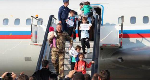 Passengers brought from Syria to Grozny on November 13. Photo: grozny-inform.ru Passengers brought from Syria to Grozny on November 13. Photo: grozny-inform.ru