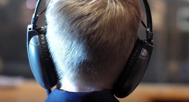 A child in the recording studio. Photo: screenshot of the video https://www.youtube.com/watch?v=hQcYPYj6PRU A child in the recording studio. Photo: screenshot of the video https://www.youtube.com/watch?v=hQcYPYj6PRU