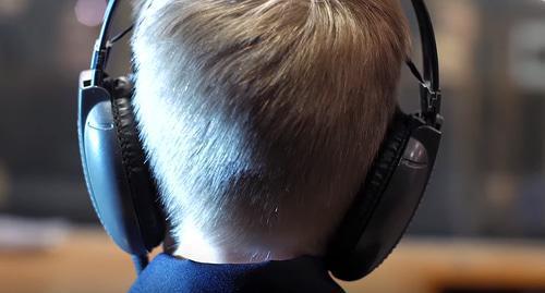 A child in the recording studio. Photo: screenshot of the video https://www.youtube.com/watch?v=hQcYPYj6PRU A child in the recording studio. Photo: screenshot of the video https://www.youtube.com/watch?v=hQcYPYj6PRU