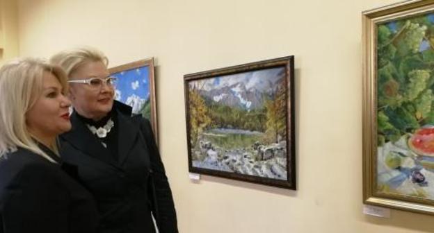 Visitors of the exhibition of the local artists' paintings in the Sochi Art Museum. November 17, 2017. Photo by Svetlana Kravchenko for the "Caucasian Knot" Visitors of the exhibition of the local artists' paintings in the Sochi Art Museum. November 17, 2017. Photo by Svetlana Kravchenko for the "Caucasian Knot"