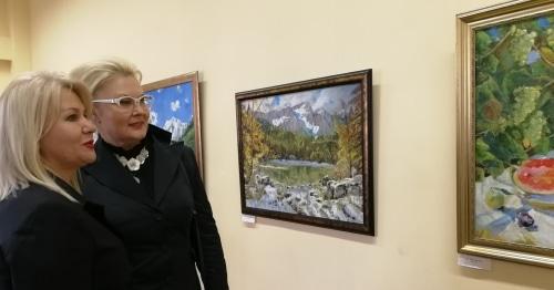 Visitors of the exhibition of the local artists' paintings in the Sochi Art Museum. November 17, 2017. Photo by Svetlana Kravchenko for the "Caucasian Knot" Visitors of the exhibition of the local artists' paintings in the Sochi Art Museum. November 17, 2017. Photo by Svetlana Kravchenko for the "Caucasian Knot"
