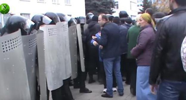 The residents of the Volny aul (village) demanded at the rally to meet with Arsen Alakaev, Mayor of Nalchik. October 31, 2017. Screenshot of the video by the "Caucasian Knot" The residents of the Volny aul (village) demanded at the rally to meet with Arsen Alakaev, Mayor of Nalchik. October 31, 2017. Screenshot of the video by the "Caucasian Knot"