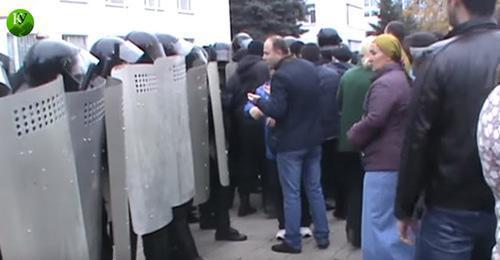 The residents of the Volny aul (village) demanded at the rally to meet with Arsen Alakaev, Mayor of Nalchik. October 31, 2017. Screenshot of the video by the "Caucasian Knot" The residents of the Volny aul (village) demanded at the rally to meet with Arsen Alakaev, Mayor of Nalchik. October 31, 2017. Screenshot of the video by the "Caucasian Knot"