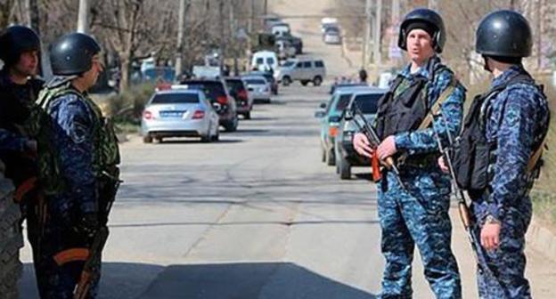 A police checkpoint in Chechnya. Photo http://runews24.ru/incidents/19/11/2017/504ef805373ef75bb44b7d46281fce0f A police checkpoint in Chechnya. Photo http://runews24.ru/incidents/19/11/2017/504ef805373ef75bb44b7d46281fce0f
