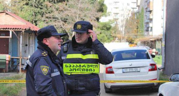 Policemen cordon off area of special operation in Tbilisi, November 22, 2017. Photo by Inna Kukudzhanova for the Caucasian Knot. Policemen cordon off area of special operation in Tbilisi, November 22, 2017. Photo by Inna Kukudzhanova for the Caucasian Knot.