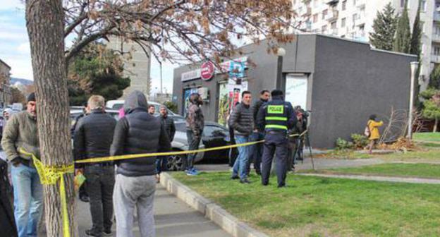 Media representatives and locals have gathered near the place of special operation in Tbilisi, November 22, 2017. Photo by Inna Kukudzhanova for the Caucasian Knot. Media representatives and locals have gathered near the place of special operation in Tbilisi, November 22, 2017. Photo by Inna Kukudzhanova for the Caucasian Knot.