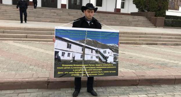 Ramazan Abdulkarimov holds solo picket. Photo by Patimat Makhmudova for the Caucasian Knot. Ramazan Abdulkarimov holds solo picket. Photo by Patimat Makhmudova for the Caucasian Knot.