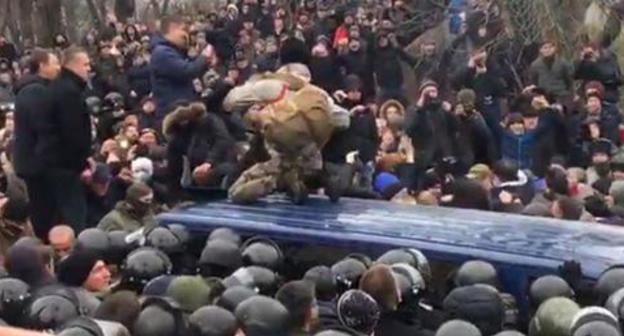 Supporters of Mikhail Saakashvili release him from SBU's car. Still picture of video posted by user Novostnik Channel, https://www.youtube.com/watch?v=EZ_dohQpfz8 Supporters of Mikhail Saakashvili release him from SBU's car. Still picture of video posted by user Novostnik Channel, https://www.youtube.com/watch?v=EZ_dohQpfz8
