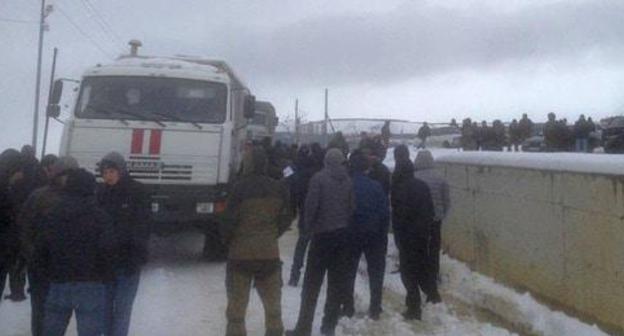 Armed law enforcers verify IDs of people who came for a Friday prayer to the mosque of the Belorechensky village in Kislovodsk, December 8, 2017. Photo by provided to the Caucasian Knot by an eyewitness Armed law enforcers verify IDs of people who came for a Friday prayer to the mosque of the Belorechensky village in Kislovodsk, December 8, 2017. Photo by provided to the Caucasian Knot by an eyewitness