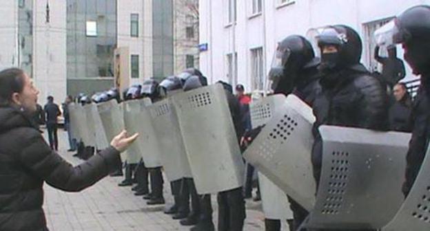 A protest action of the "Volny Aul" residents. Nalchik, October 31, 2017. Screenshot of the video by the "Caucasian Knot" A protest action of the "Volny Aul" residents. Nalchik, October 31, 2017. Screenshot of the video by the "Caucasian Knot"