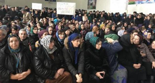 Paticipants of the protest action in the village of Berikei, Dagestan, December 22, 2017. Photo by Patimat Makhmudova for the Caucasian Knot. Paticipants of the protest action in the village of Berikei, Dagestan, December 22, 2017. Photo by Patimat Makhmudova for the Caucasian Knot.