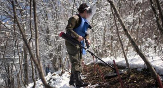 A woman deminer in Nagorno-Karabakh. Photo by the press service of the organization "HALO Trust" A woman deminer in Nagorno-Karabakh. Photo by the press service of the organization "HALO Trust"