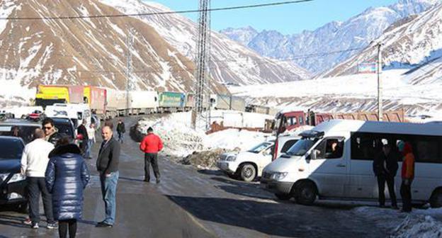 Drivers and passengers waiting for the opening of the Georgian Military Road. Photo by Akhmed Aldebirov for the Caucasian Knot. Drivers and passengers waiting for the opening of the Georgian Military Road. Photo by Akhmed Aldebirov for the Caucasian Knot.