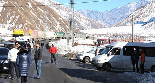 Drivers and passengers waiting for the opening of the Georgian Military Road. Photo by Akhmed Aldebirov for the Caucasian Knot. Drivers and passengers waiting for the opening of the Georgian Military Road. Photo by Akhmed Aldebirov for the Caucasian Knot.