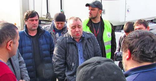 Andrei Bazhutin, head of the Association of Russian Carriers, holds meeting with Volgograd activists, Volgograd, April 6, 2017. Photo by Vyacheslav Yaschenko for the Caucasian Knot. Andrei Bazhutin, head of the Association of Russian Carriers, holds meeting with Volgograd activists, Volgograd, April 6, 2017. Photo by Vyacheslav Yaschenko for the Caucasian Knot.