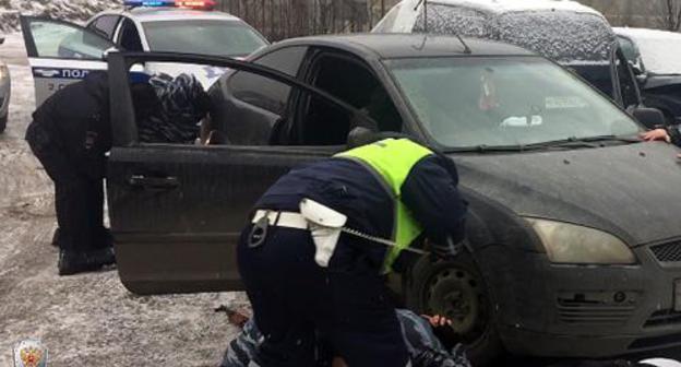 Police detaining suspect. Photo: http://nac.gov.ru/antiterroristicheskie-ucheniya/v-moskve-sotrudniki-mvd-rossii-prinyali-uchastie.html Police detaining suspect. Photo: http://nac.gov.ru/antiterroristicheskie-ucheniya/v-moskve-sotrudniki-mvd-rossii-prinyali-uchastie.html