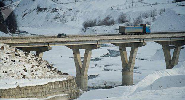 Georgian Military Road. Photo: Sputnik / Alexander Imedashvili https://sputnik-georgia.ru/georgia/20180104/238785287/doroga-k-gruzino-rossijskoj-granice-otkryta.html Georgian Military Road. Photo: Sputnik / Alexander Imedashvili https://sputnik-georgia.ru/georgia/20180104/238785287/doroga-k-gruzino-rossijskoj-granice-otkryta.html