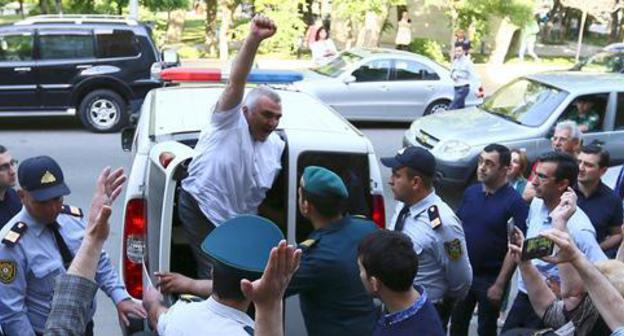 Afghan Mukhtarly near the court building in Baku, May 31, 2017. Photo: REUTERS/Aziz Karimov Afghan Mukhtarly near the court building in Baku, May 31, 2017. Photo: REUTERS/Aziz Karimov
