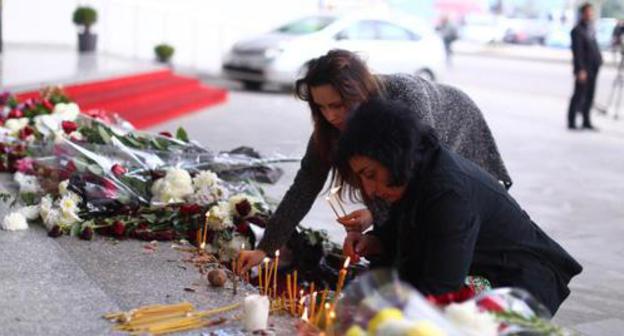 Tbilisi residents visit place of tragedy. Photo: Levan Dzneladze https://1tv.ge/ru/news/cvety-svechi-u-gostinicy-leogrand-foto-video/ Tbilisi residents visit place of tragedy. Photo: Levan Dzneladze https://1tv.ge/ru/news/cvety-svechi-u-gostinicy-leogrand-foto-video/