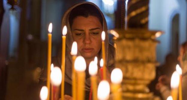A woman believer in an Orthodox church. Photo by Aziz Karimov for the "Caucasian Knot" A woman believer in an Orthodox church. Photo by Aziz Karimov for the "Caucasian Knot"