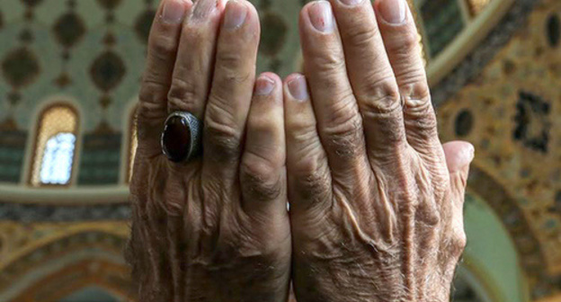 Hands of a praying believer. Photo by Aziz Karimov for the "Caucasian Knot" Hands of a praying believer. Photo by Aziz Karimov for the "Caucasian Knot"