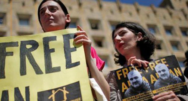 Participants of the rally in support of Afghan Mukhtarly hold banners with his portraits, Tbilisi, May 2017. Photo: REUTERS/David Mdzinarishvili Participants of the rally in support of Afghan Mukhtarly hold banners with his portraits, Tbilisi, May 2017. Photo: REUTERS/David Mdzinarishvili