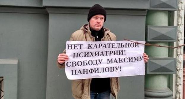 Alexei Tyurin holds solo picket in support of Maxim Panfilov. Photo by Elena Grebenyk for the Caucasian Knot. Alexei Tyurin holds solo picket in support of Maxim Panfilov. Photo by Elena Grebenyk for the Caucasian Knot.