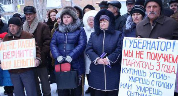 Gukovo miners hold picket, January 17, 2018. Photo by Vyacheslav Prudnikov for the 'Caucasian Knot'. Gukovo miners hold picket, January 17, 2018. Photo by Vyacheslav Prudnikov for the 'Caucasian Knot'.
