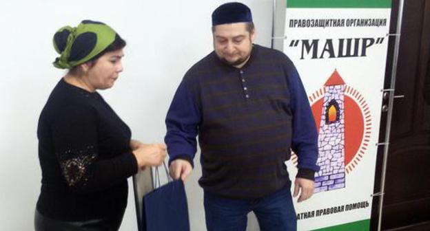 Head of human rights organization 'Mashr' Magomed Mutsolgov hands "Civil Society Heroes" contest diploma to Pyatimat Dalieva. Photo by Timur Abadiev for the Caucasian Knot. Head of human rights organization 'Mashr' Magomed Mutsolgov hands "Civil Society Heroes" contest diploma to Pyatimat Dalieva. Photo by Timur Abadiev for the Caucasian Knot.